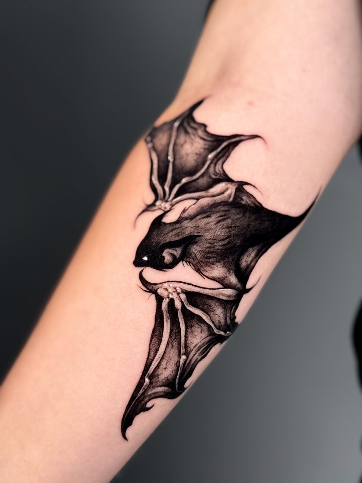 Murciélago en negro en el antebrazo