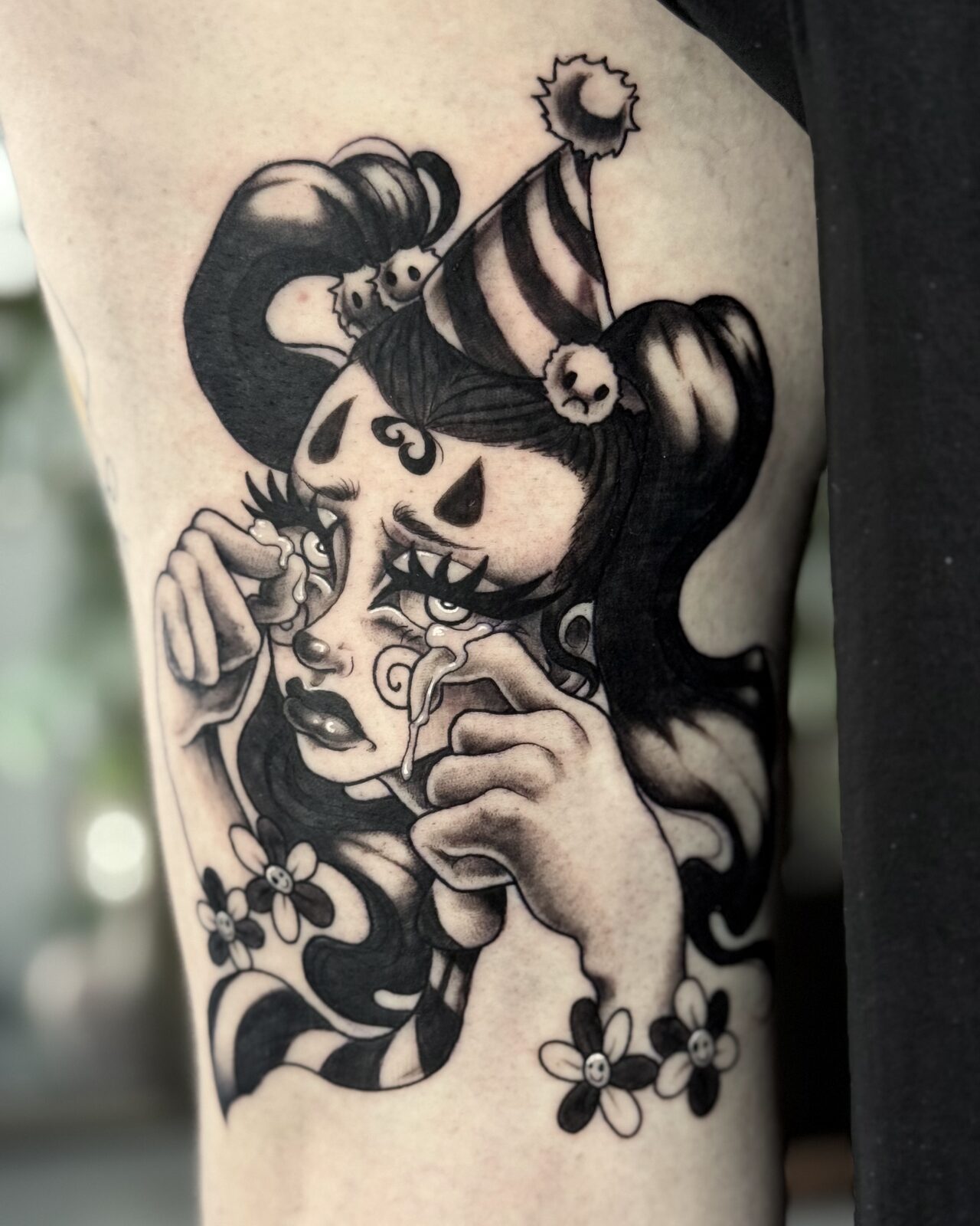 Payasa con gorro de fiesta en blackwork en el brazo