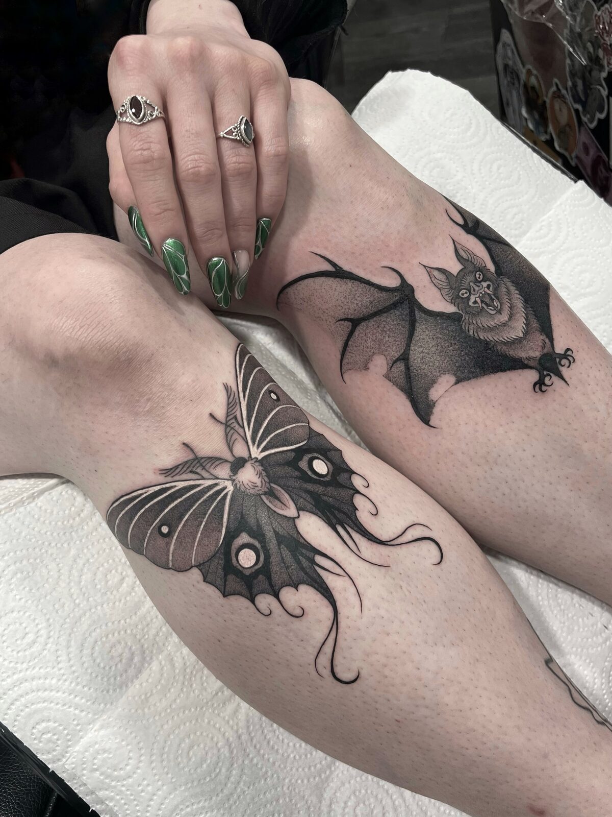 Polilla y murciélago en negro sobre las rodillas