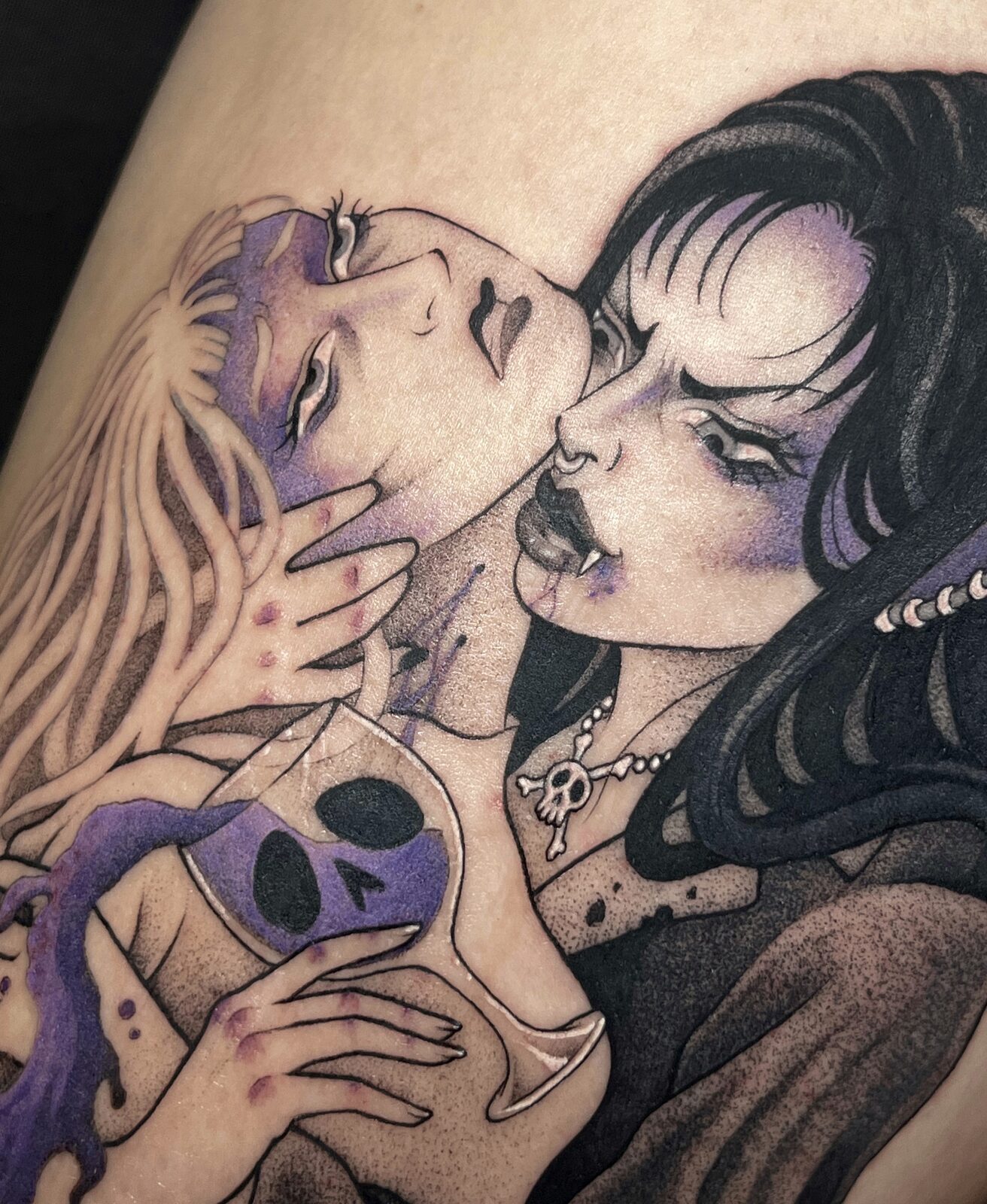 Dos vampiras en negro con detalles en lila, tatuaje ilustrativo