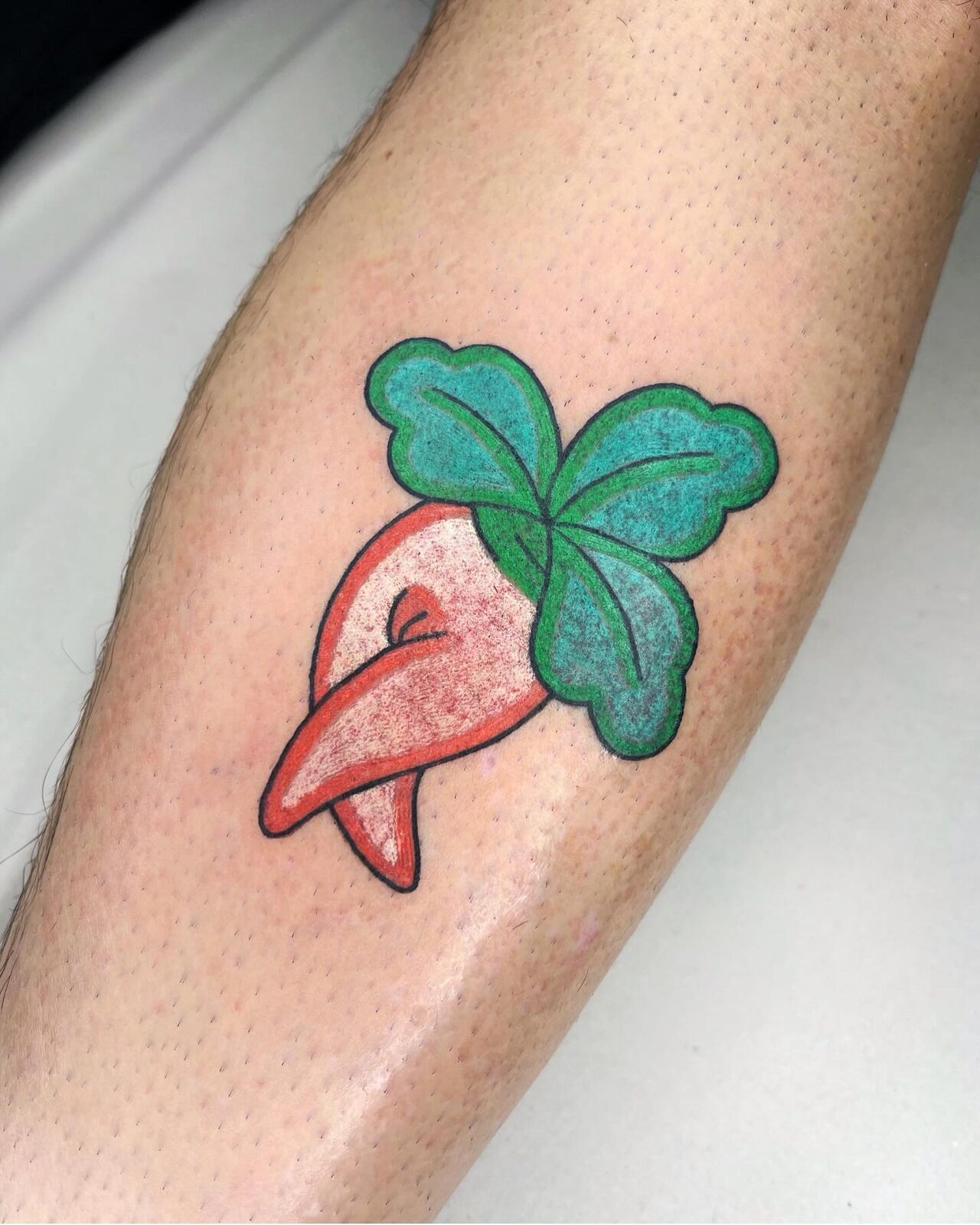 Rábano daikon kawaii con las piernas cruzadas
