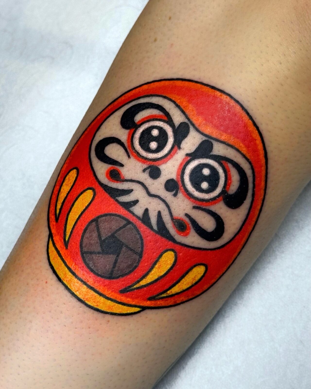 Daruma rojo en el brazo