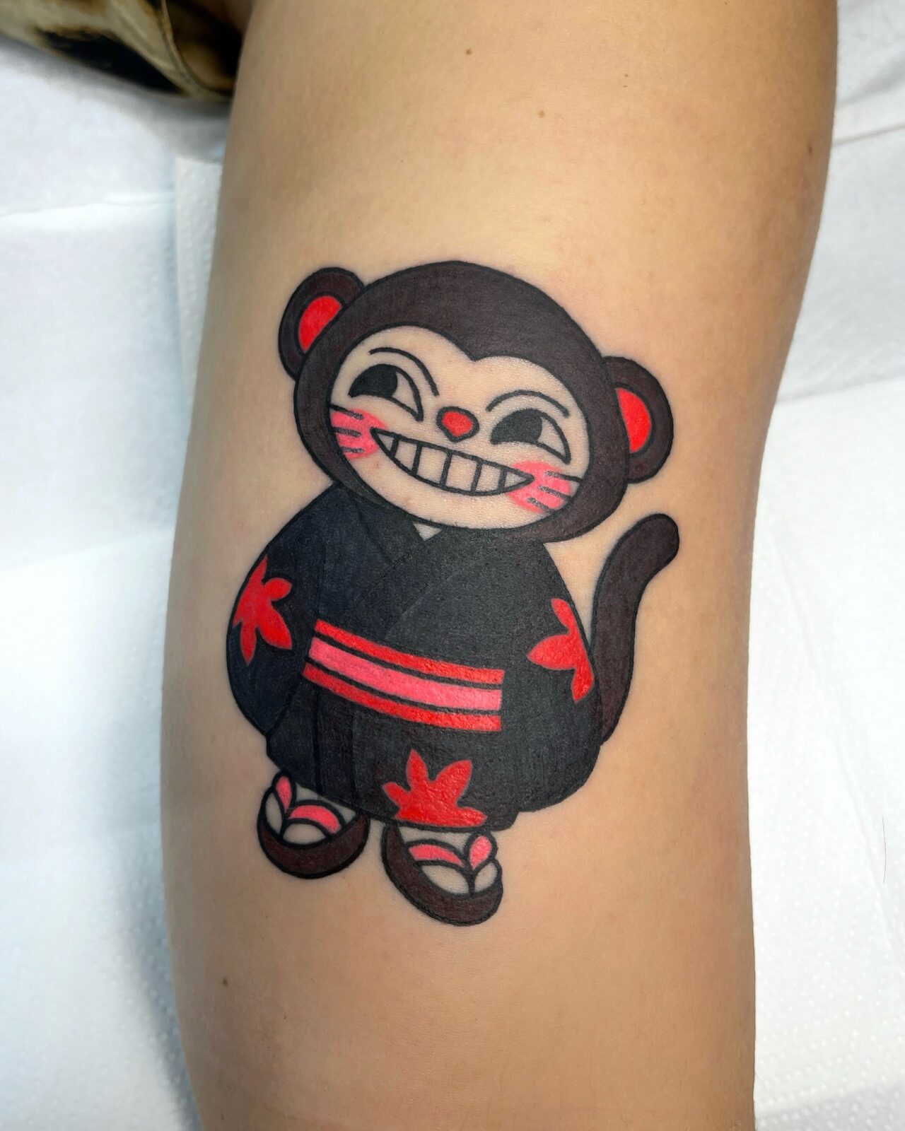 Mono con kimono en la pierna