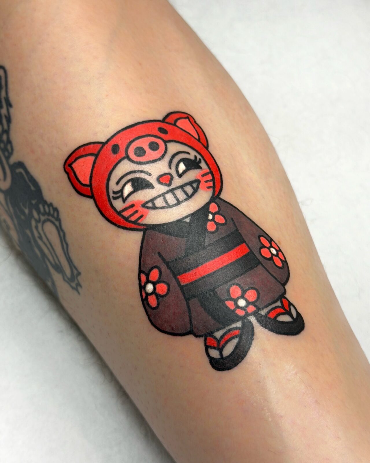 Niña con kimono y capucha de cerdito en la pierna