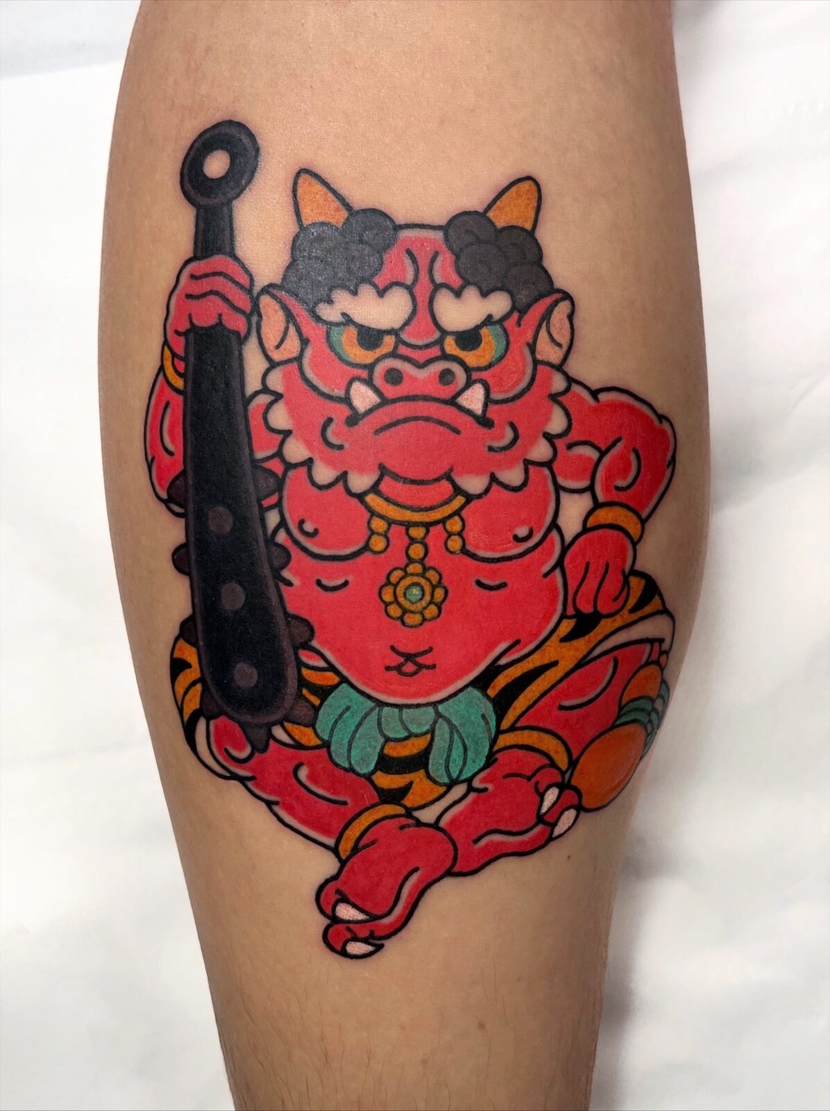 Oni rojo con kanabō en estilo japonés kawaii en la pierna