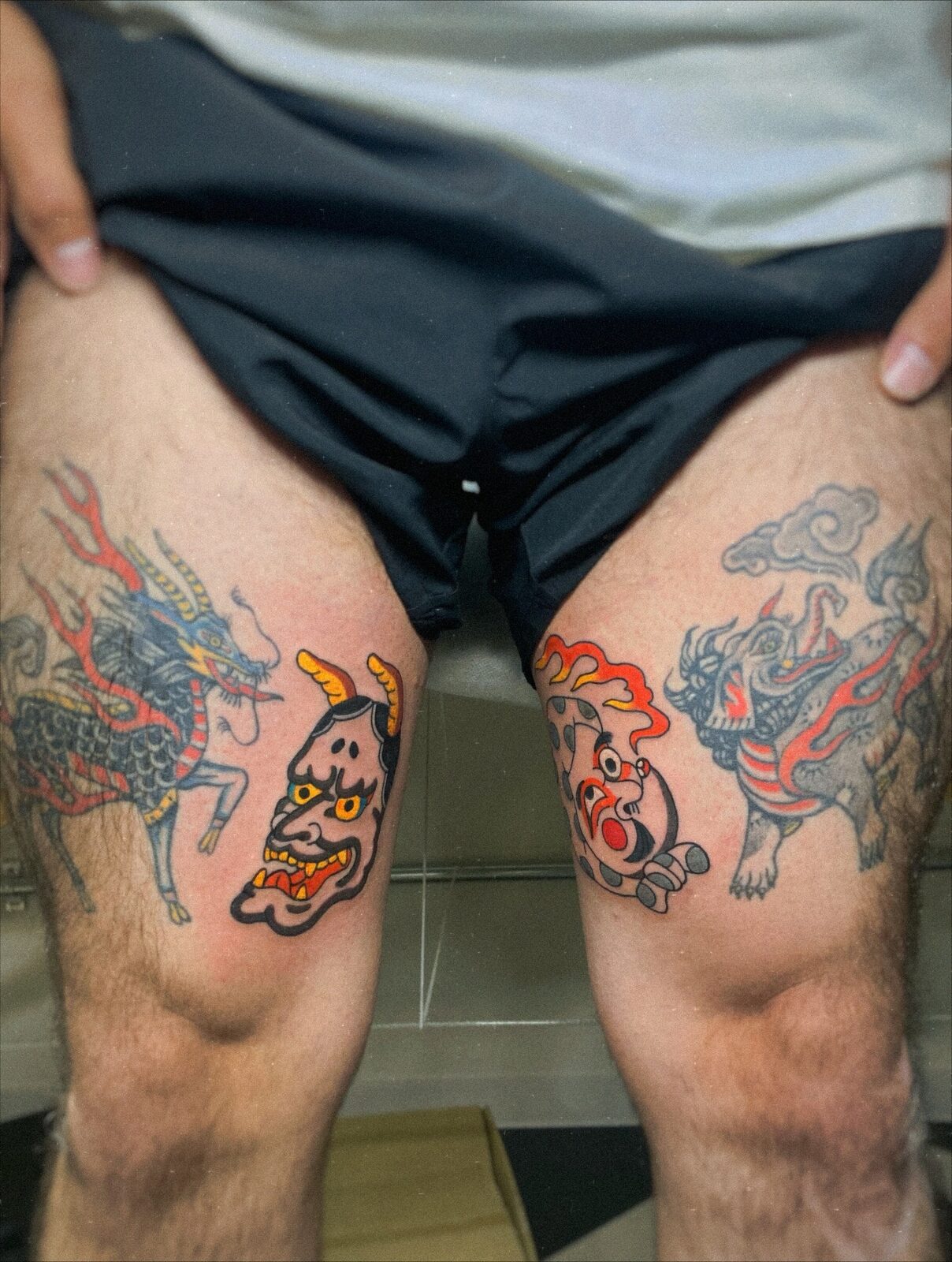 Kirin, máscara hannya y shishi en los muslos