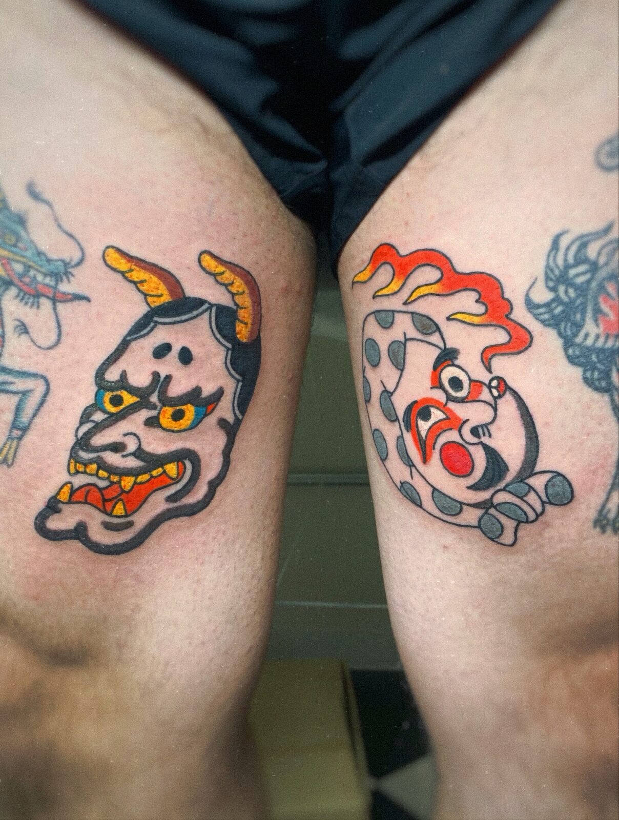 Máscara hannya y shishi a color en los muslos