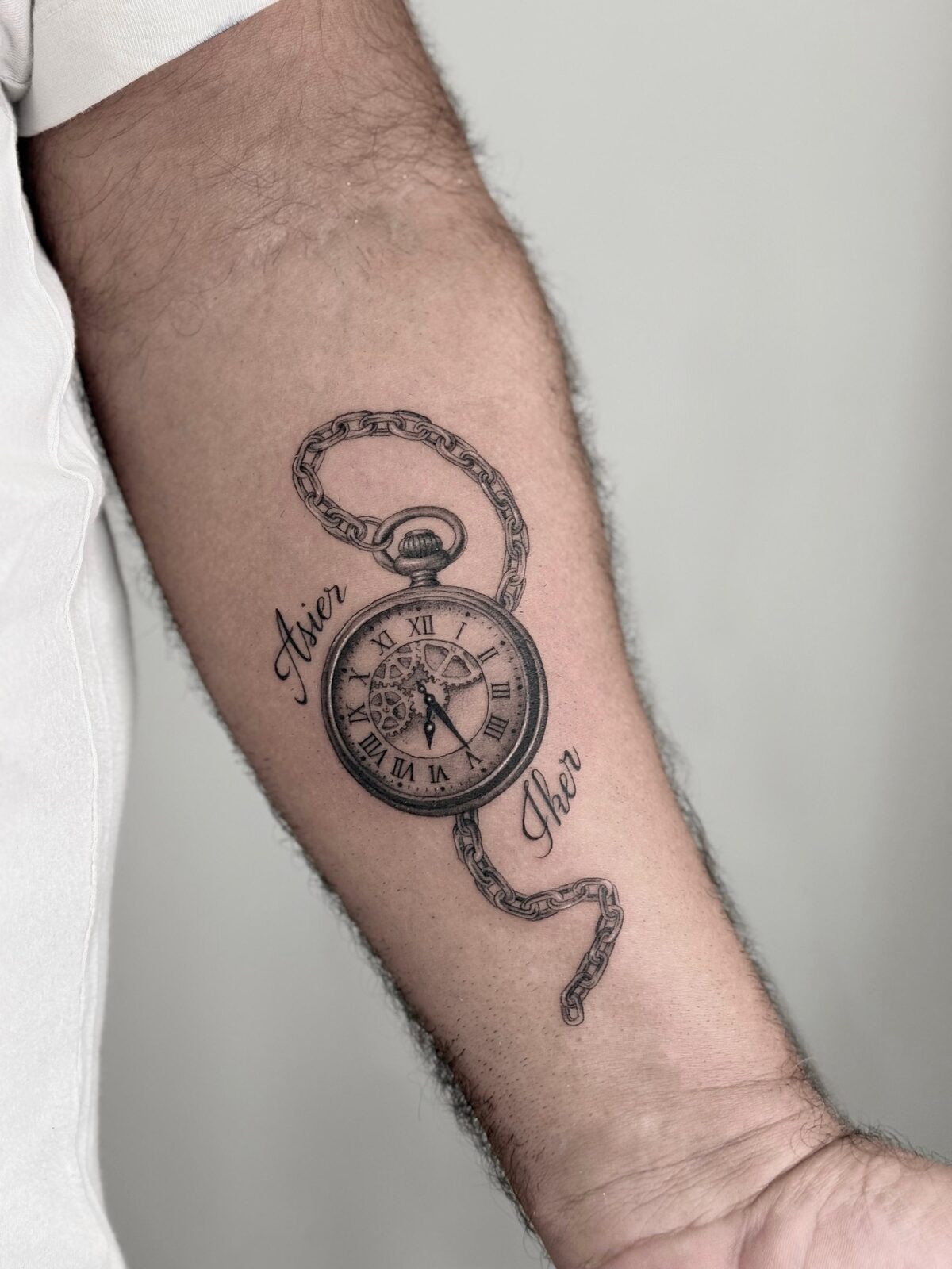 Reloj de bolsillo con nombres en el antebrazo