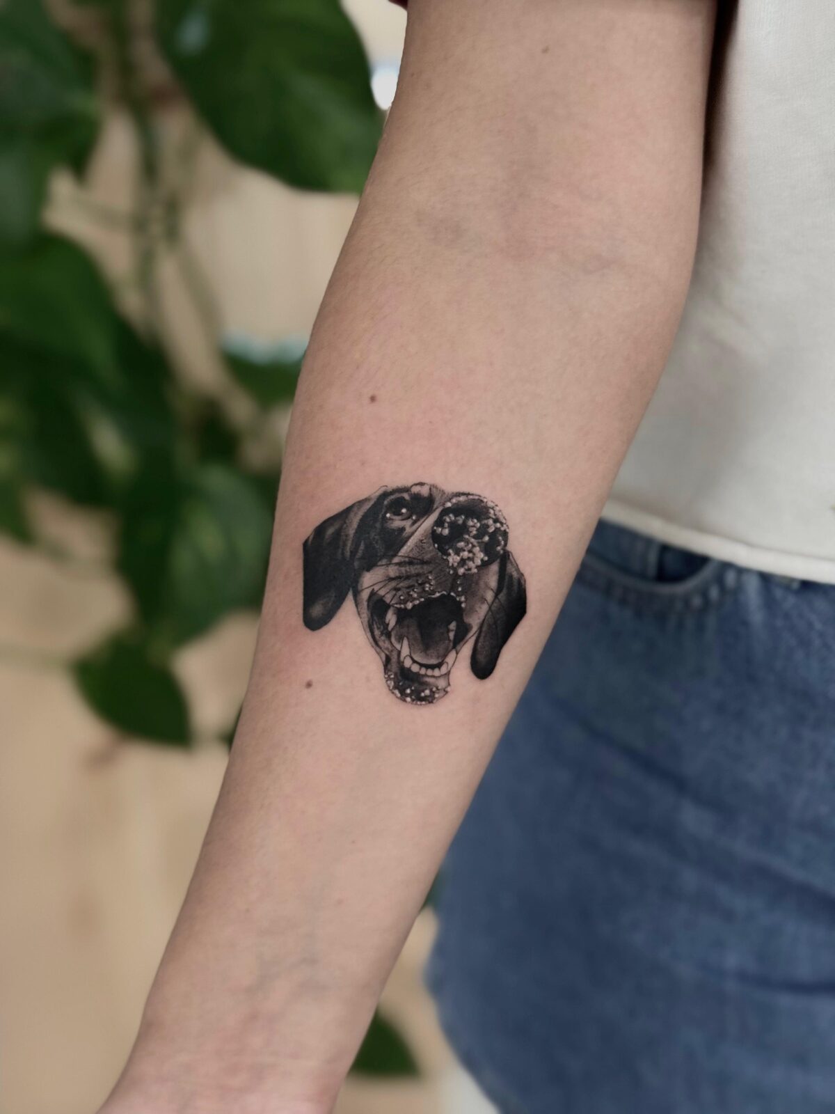 Retrato de perro en microrealismo en el antebrazo