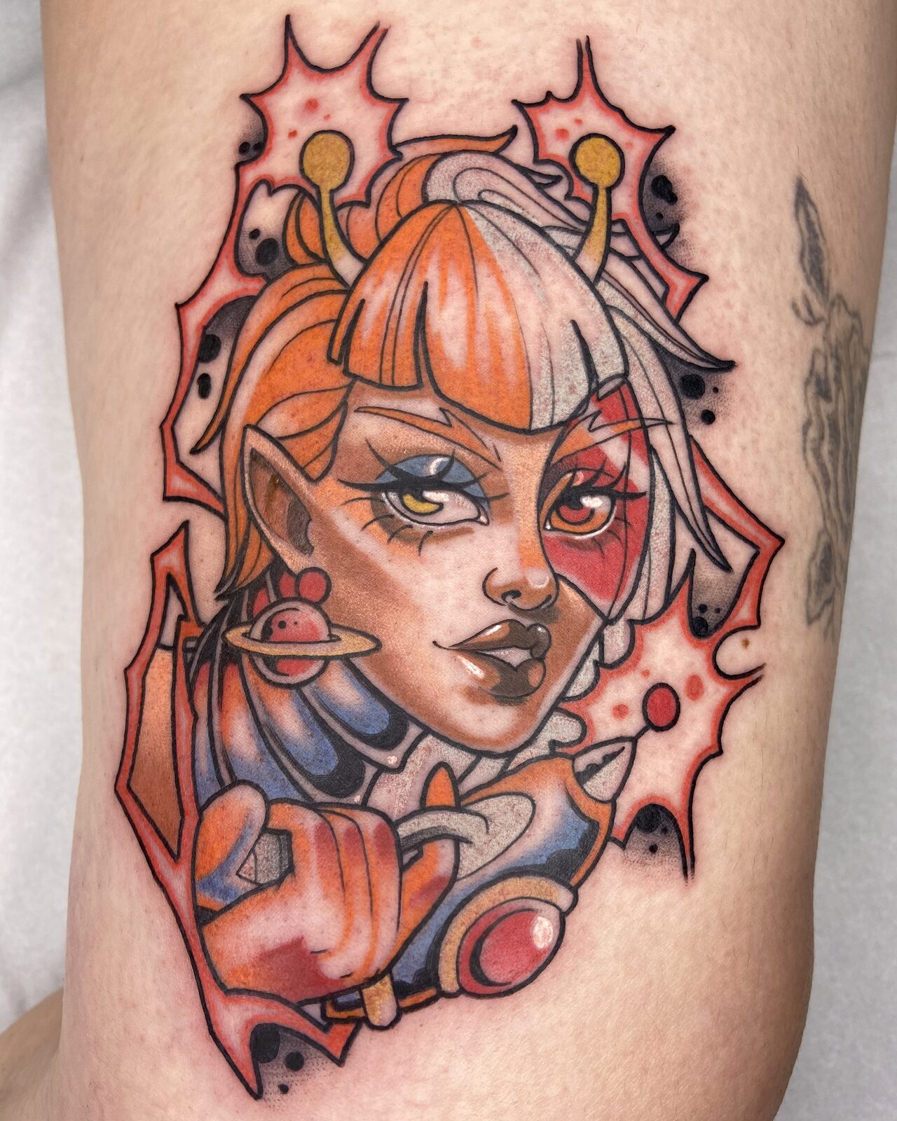 Chica espacial de pelo naranja en estilo neotradicional en el brazo