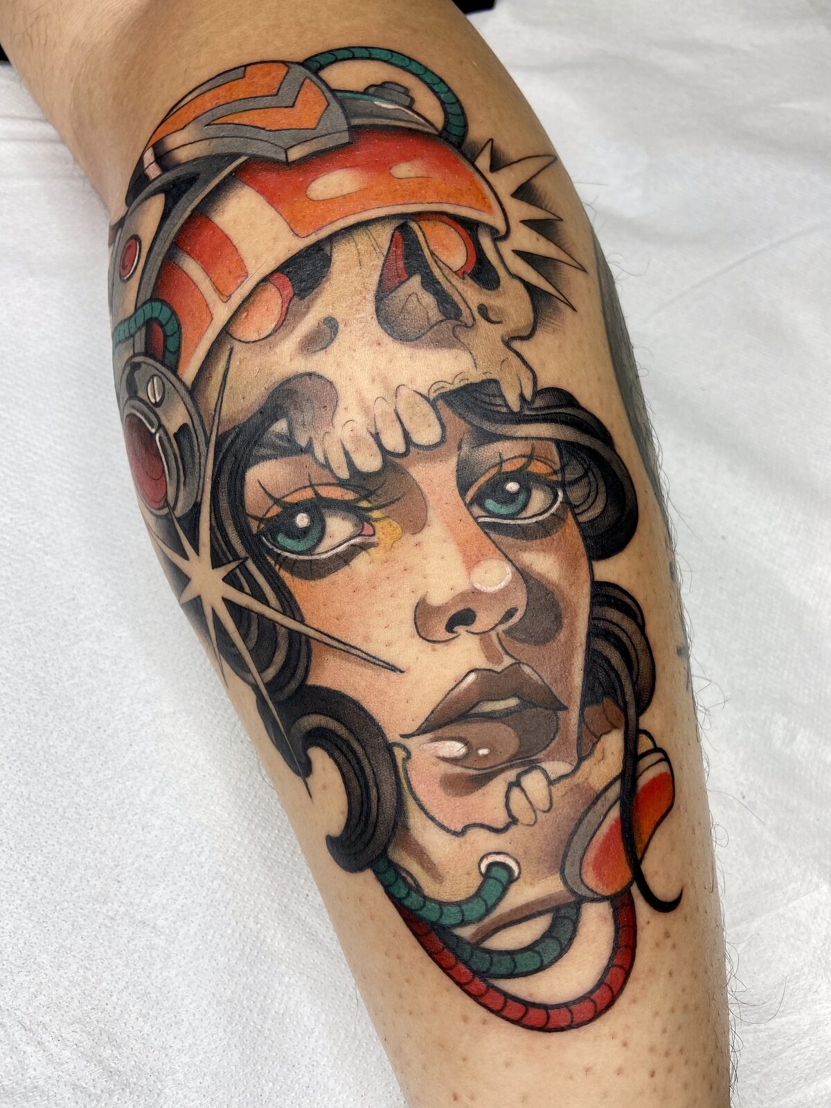 Chica con tocado de calavera en estilo neotradicional en la pierna