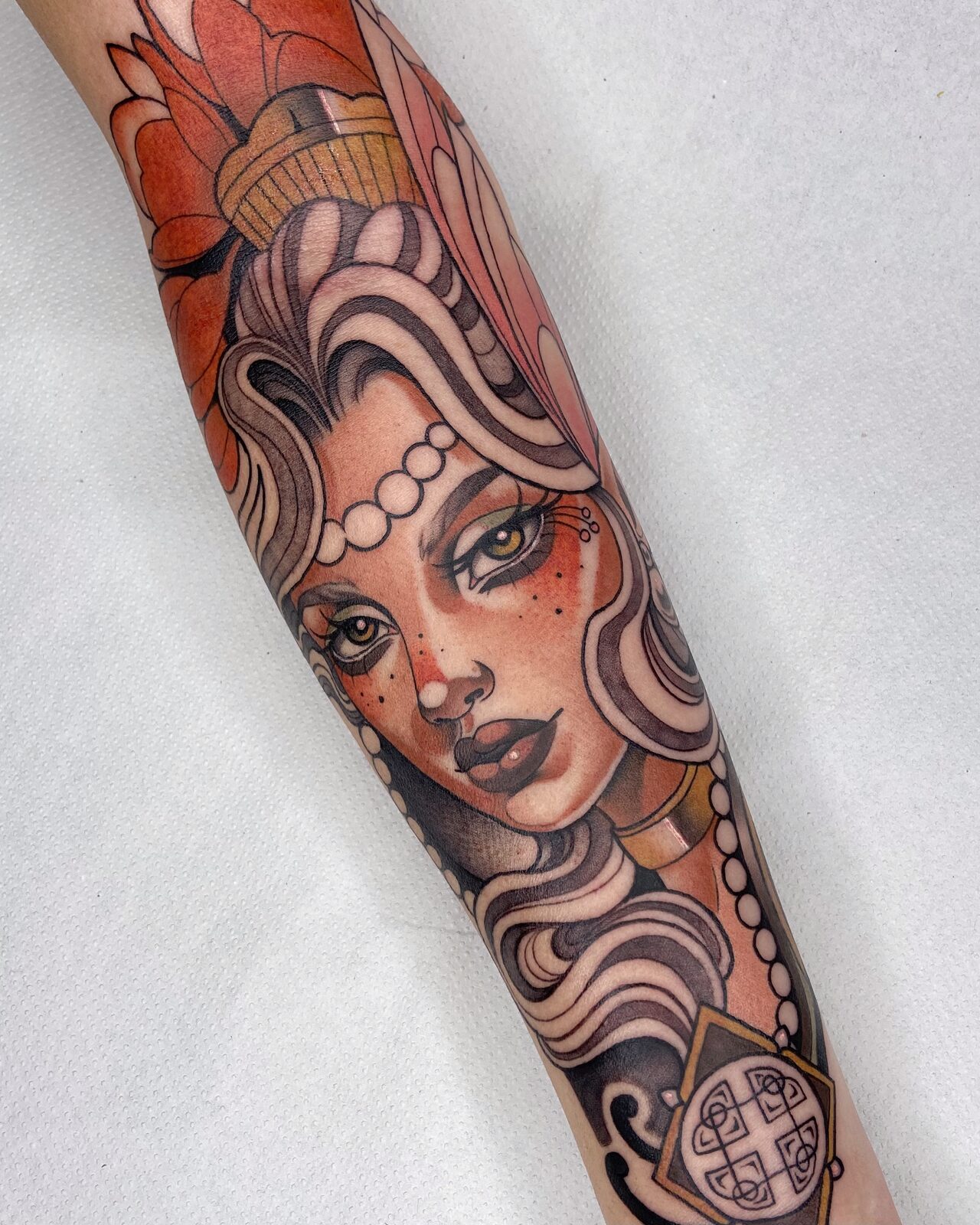 Dama con perlas en estilo neotradicional en el antebrazo
