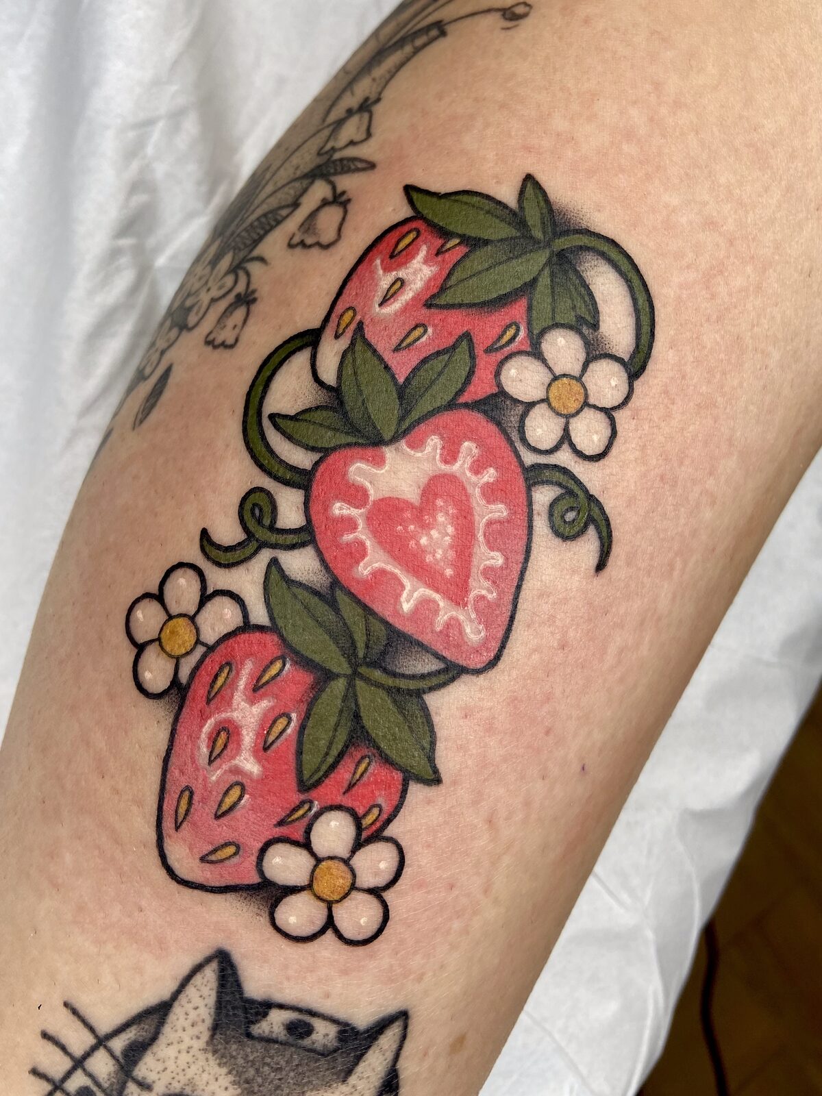 Fresas con flores en estilo neotradicional en la pierna