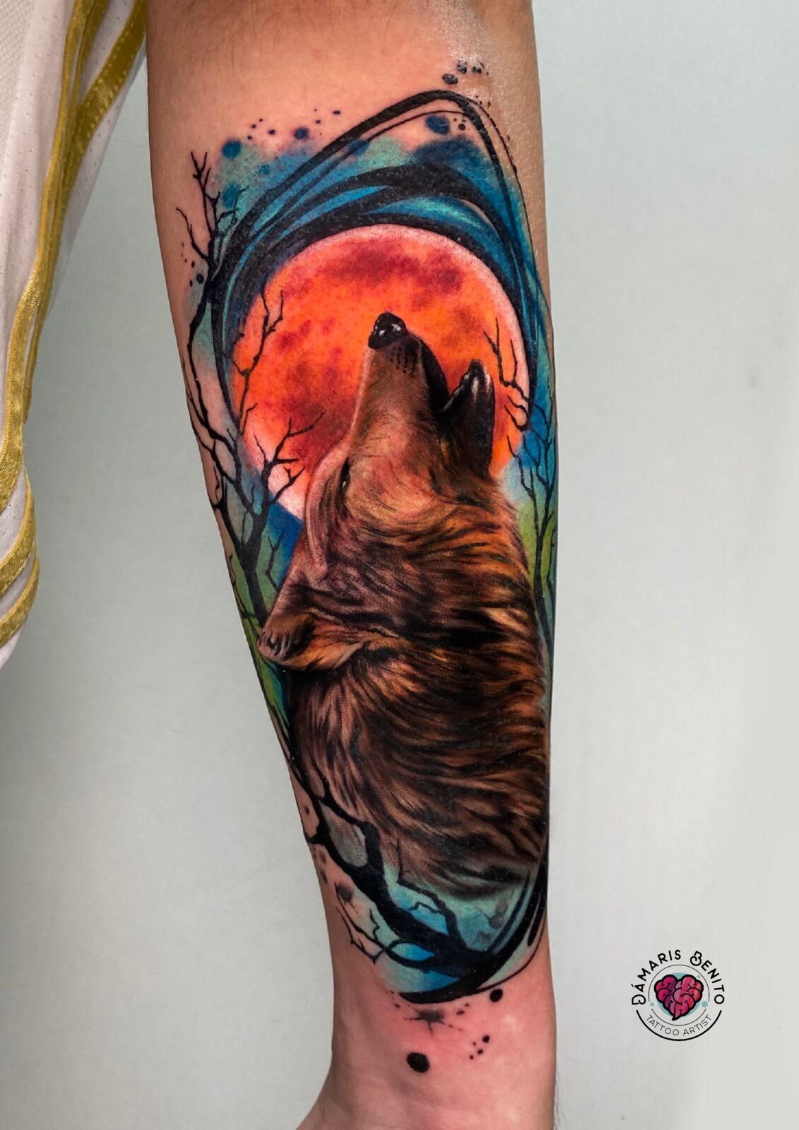 Lobo aullando a la luna roja en el antebrazo