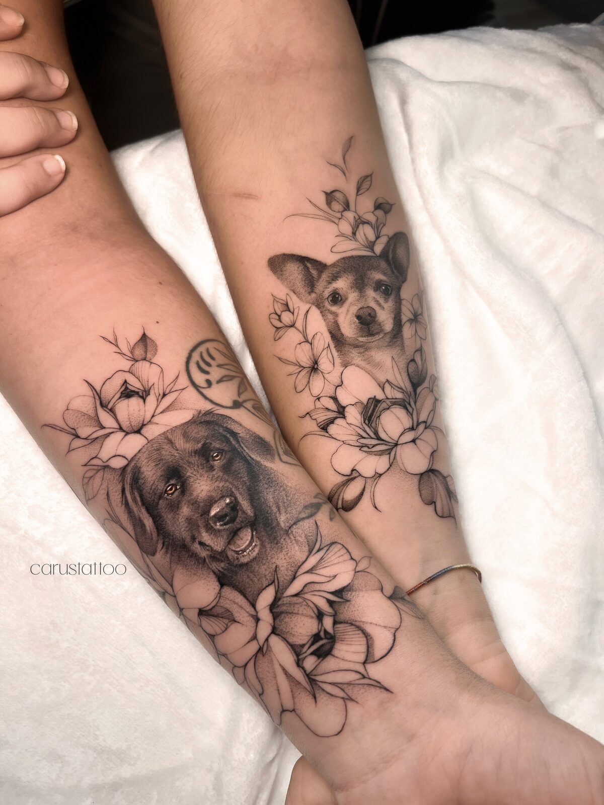 Retratos de perros con flores en realismo en los antebrazos